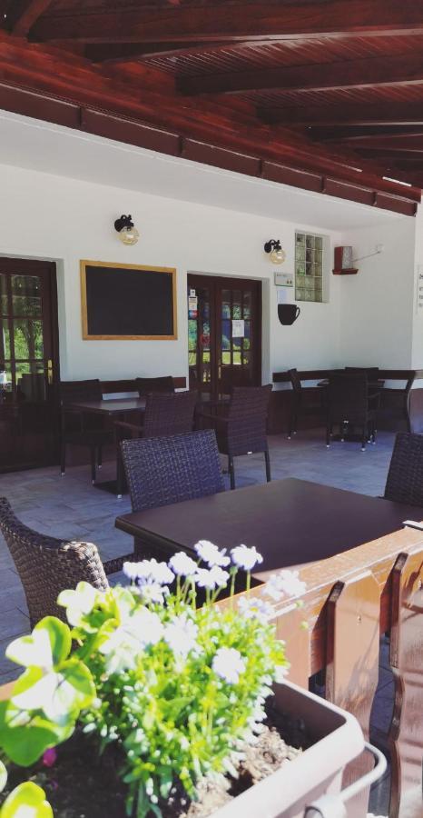 Gostisce Hedvika Hotel Kal-Koritnica Kültér fotó